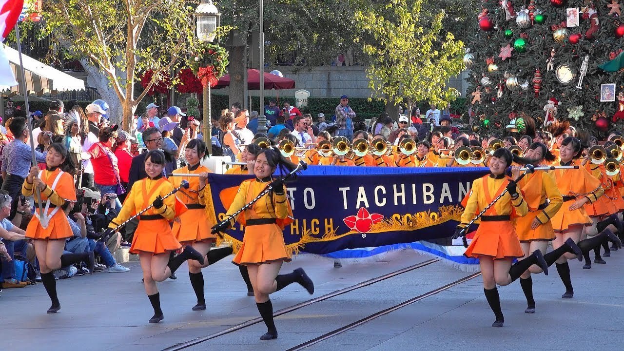 米国ローズ パレードに参加した京都橘高吹奏楽部が凄すぎる 海外から感動の声が 漆黒の招き猫