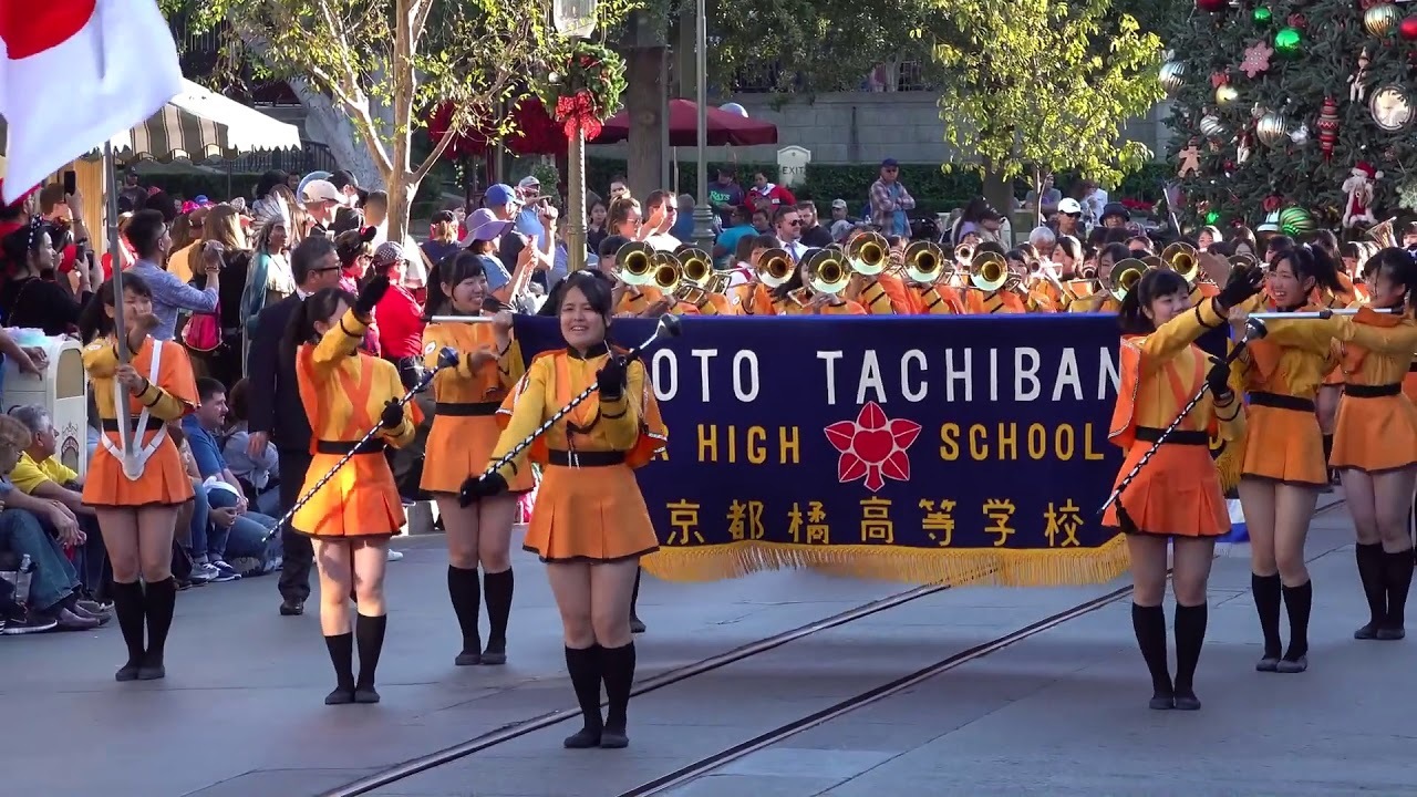 京都橘高校吹奏楽部が米ディズニーで行ったパフォーマンスを在日本 Nz 女教師がリアクト 漆黒の招き猫